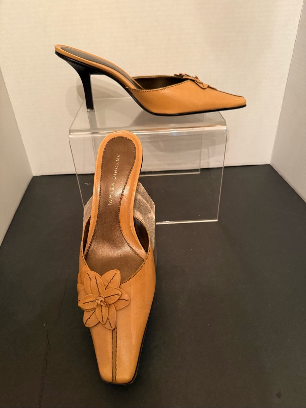 ANTONIO MELANI Tan Leather Floral Slip-On Mule Heels 7 1/2m (Needs new heel caps